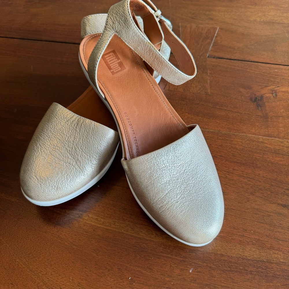 Fitflop Cova Gold Closed Toe Espadrille Style Size 7 Comfort Shoes Ankle Strap